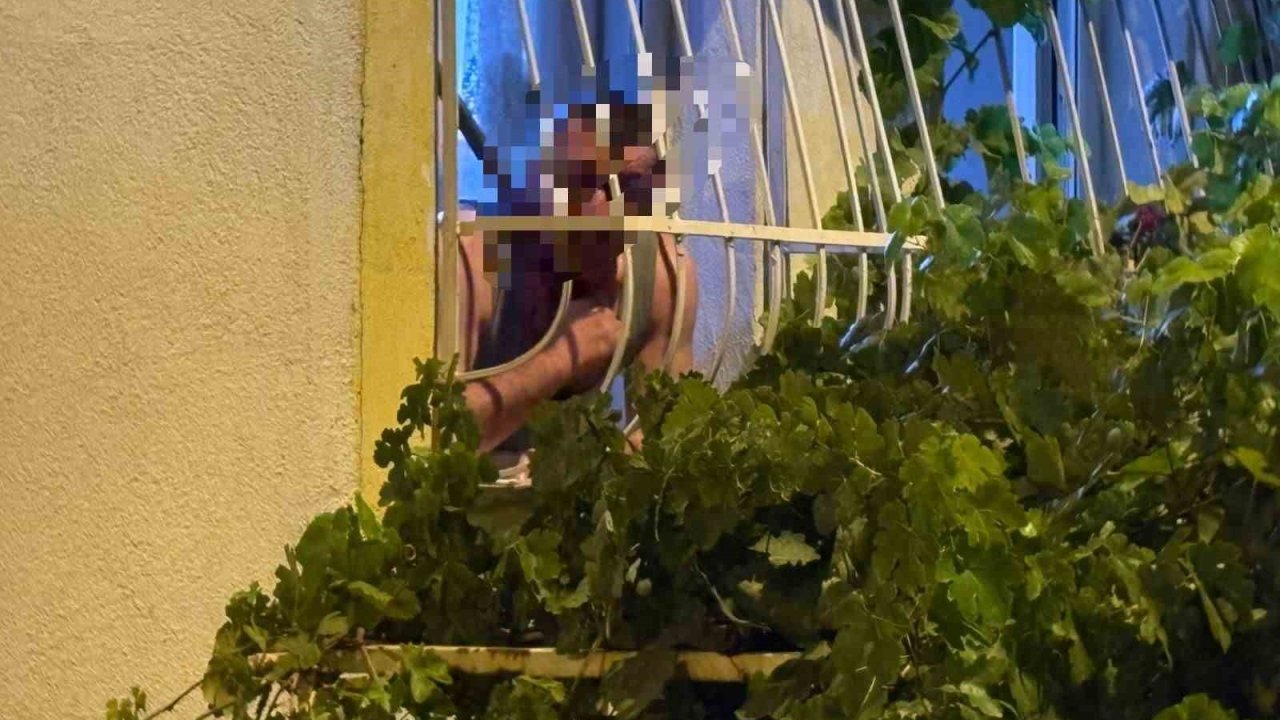 Pencerede Korku Dolu Anlar: Döner Bıçağıyla Kendini Kesmeye Çalıştı