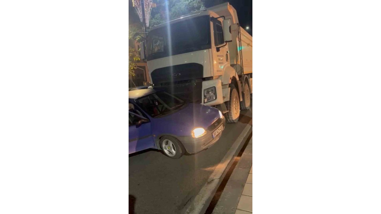 Sivas’ta Seyir Halindeki Kamyon Otomobile Çarptı