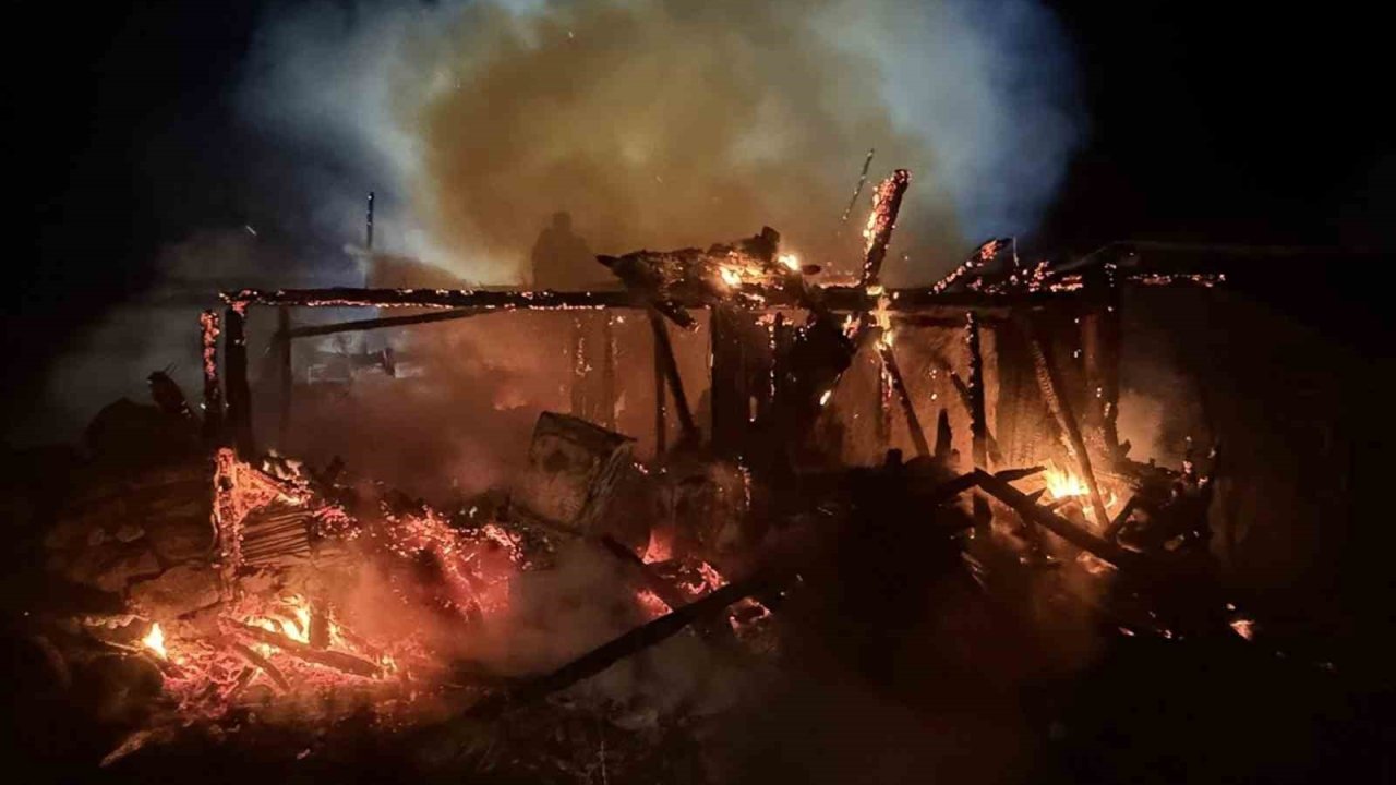 2 Katlı Ahşap Ev Küle Döndü