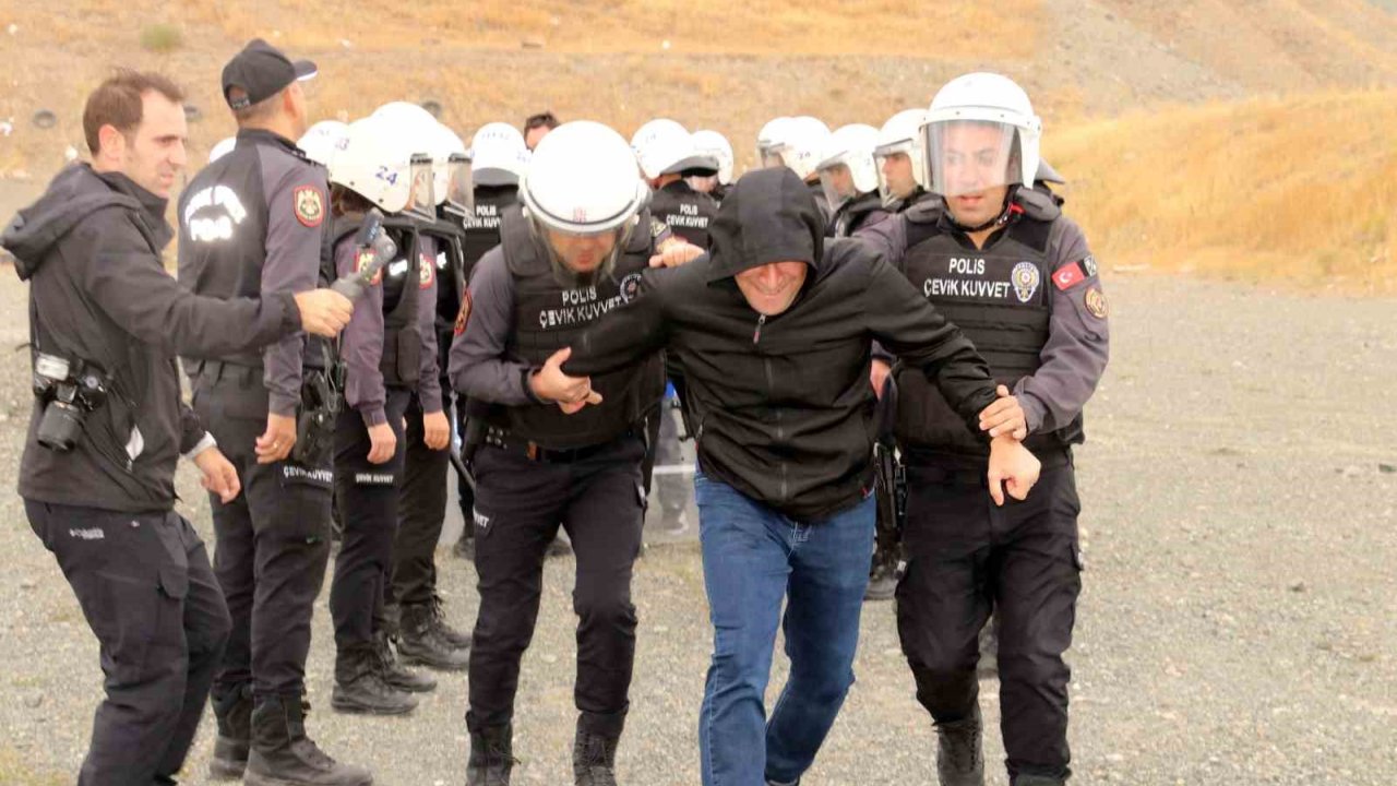 Erzincan’da Çevik Kuvvetten Gerçeğini Aratmayan Tatbikat