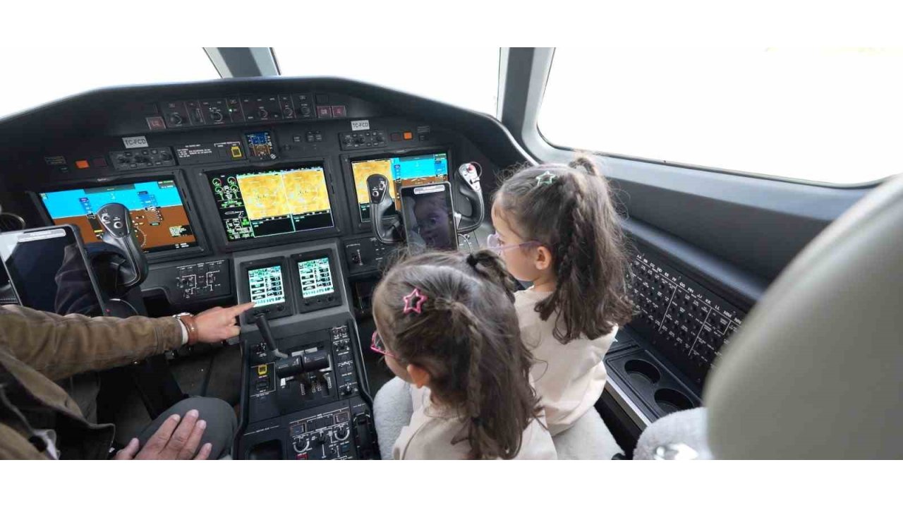 Uçak Görünce Mutlu Olan Erva Ve Zümra Hayallerine Kavuştu