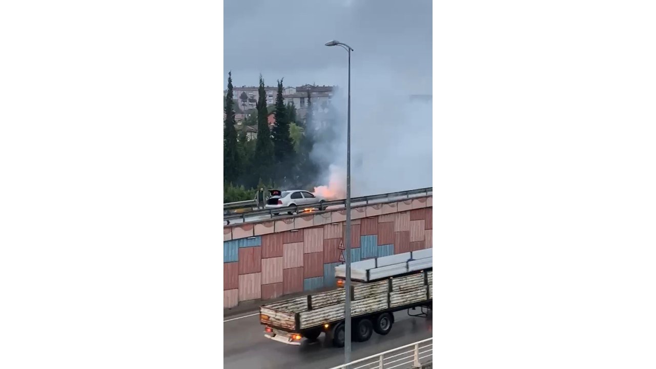 Seyir Halindeki Otomobilin Motor Kısmı Alev Aldı