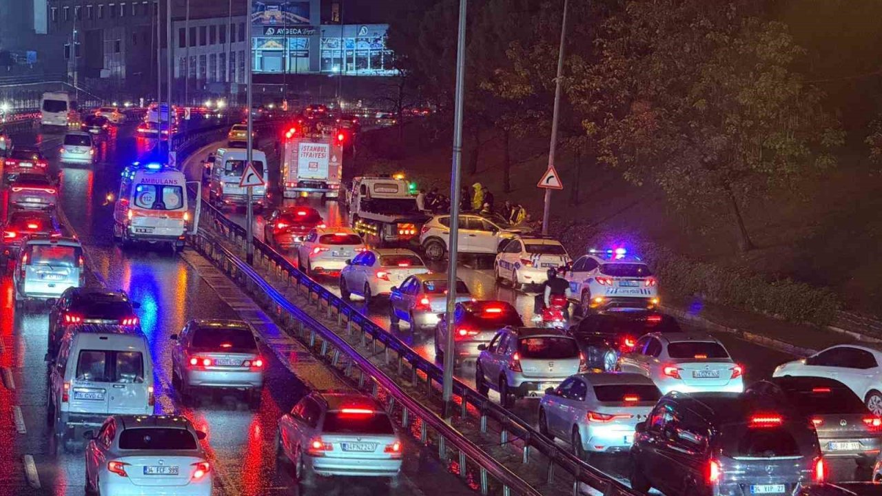 Küçükçekmece’de Kontrolden Çıkan Otomobil Aydınlatma Direğine Çarptı: 1 Yaralı