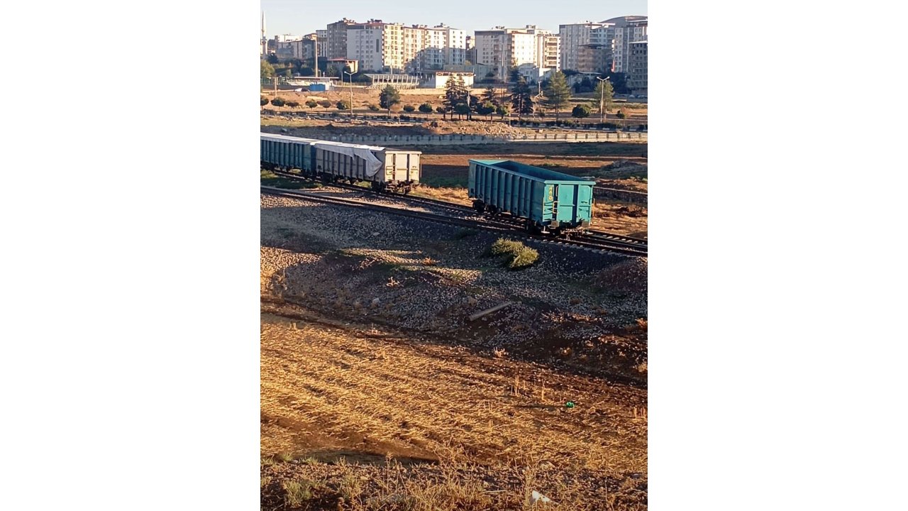 Kurtalan’da Tren Vagonu Raydan Çıktı