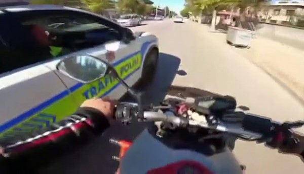 Gaziantep’te Trafik Kurallarını İhlal Eden Motosikletliyi Polisler Çarparak Durdurdu