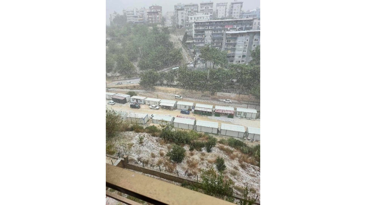 Hatay’da Dolu Yağışı Beyaza Bürüdü