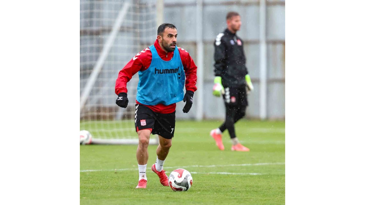 Sivasspor Sağanak Altında Çalıştı