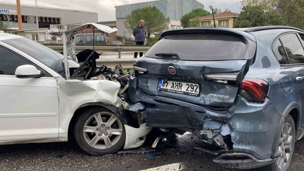 Kocaeli’de 5 Araçlı Zincirleme Kaza: 1’i Çocuk 5 Yaralı