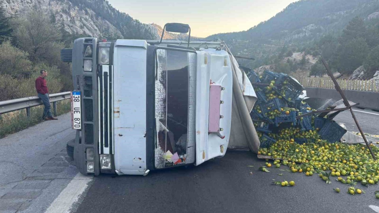 Tarsus’ta Narenciye Yüklü Kamyon Devrildi