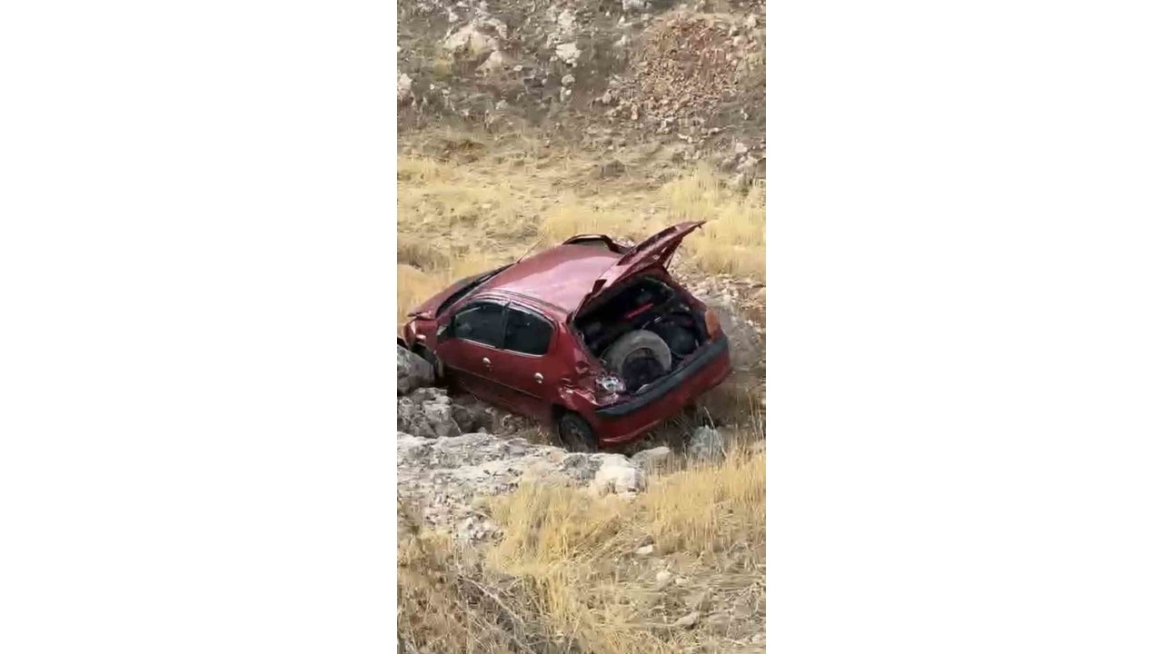 Mardin’de Otomobil Şarampole Devrildi: 1 Yaralı