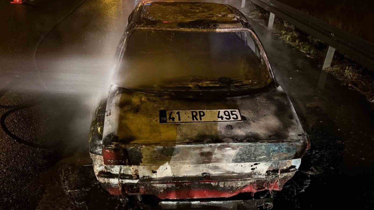 Tem’de Seyir Halindeki Otomobil Alev Alev Yandı