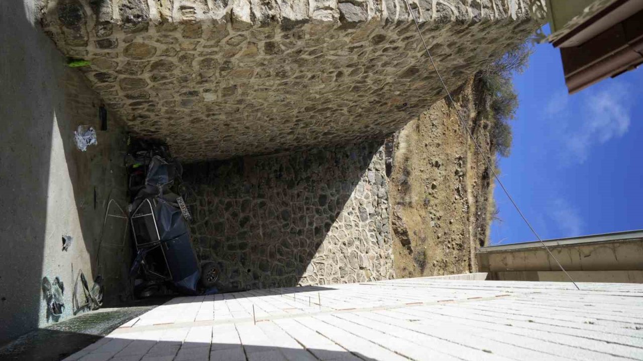 Otomobil 15 Metrelik Uçurumdan Düştü: Sürücü Yaralı Kurtuldu