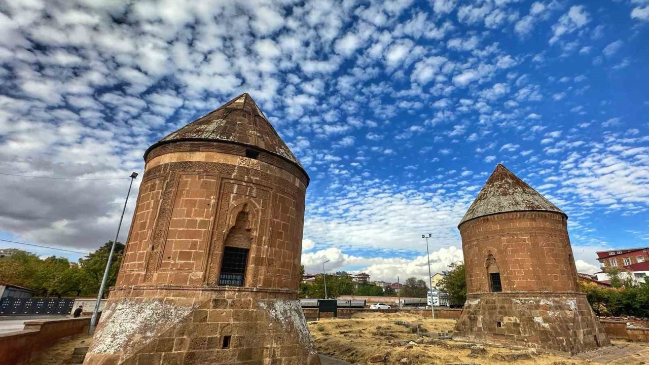 Ahlat’ta Bulutlar Ve Tarihi Kümbetler Görsel Şölen Oluşturdu