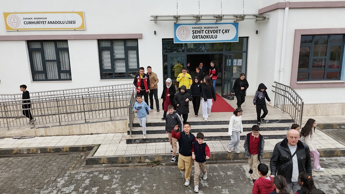 Karabük’teki Okullarda Eş Zamanlı Deprem Tatbikatı