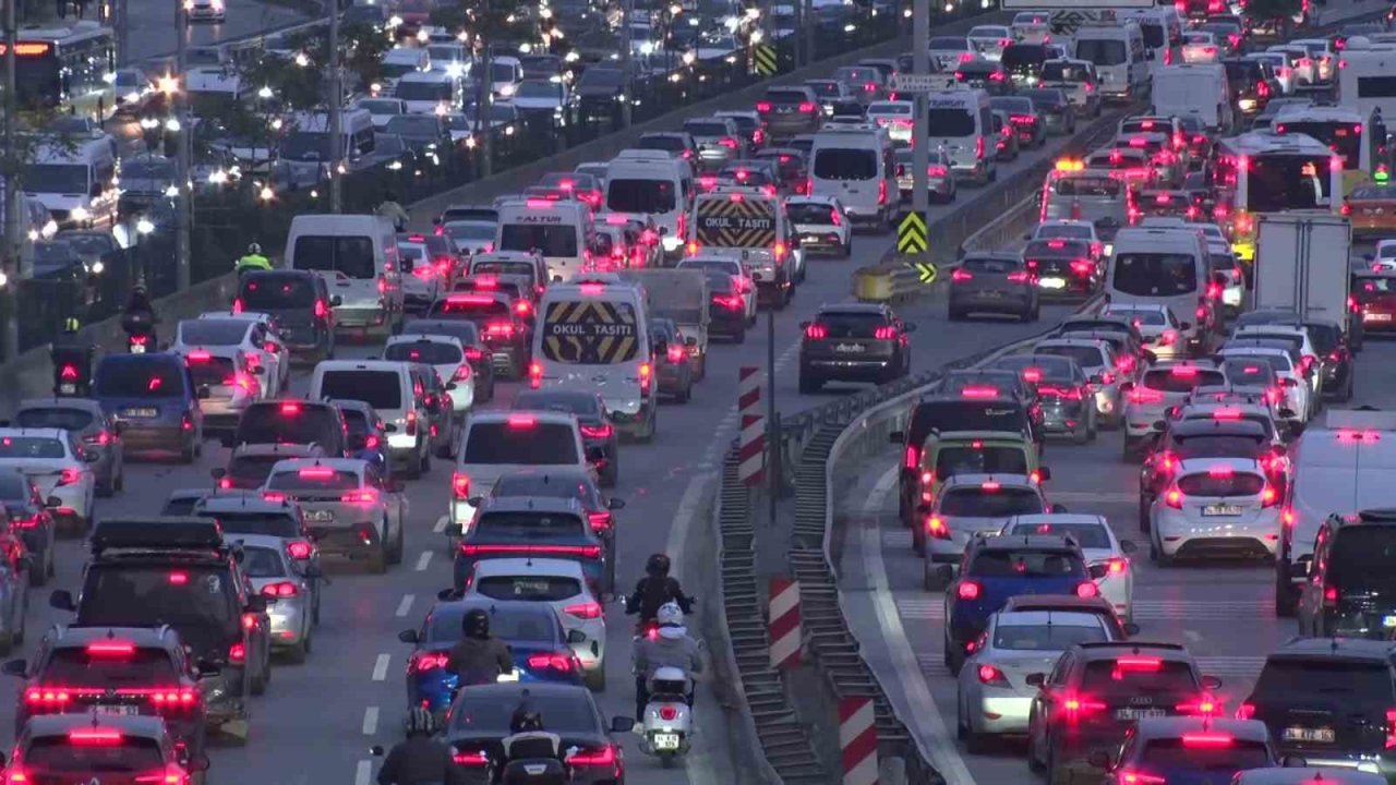 Haftanın İlk Mesai Gününde İstanbul Trafiği Kilitlendi