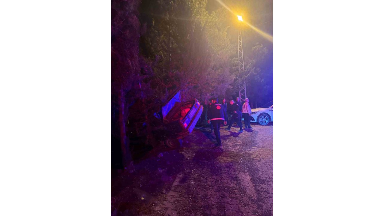 Osmaniye’de Otomobil Uçuruma Düşmekten Ağaç Sayesinde Kurtuldu: 3 Yaralı