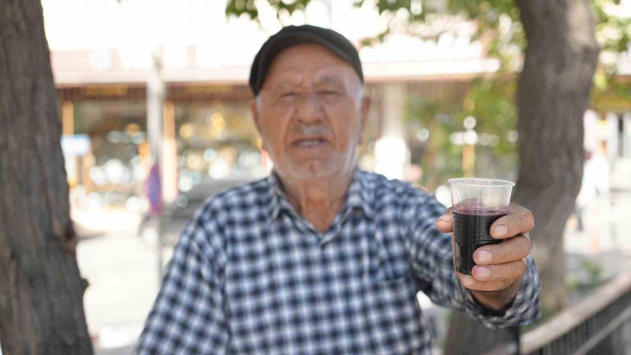 Gaziantep’te Usta, 40 Yıldır Karadut Suyu Satıyor