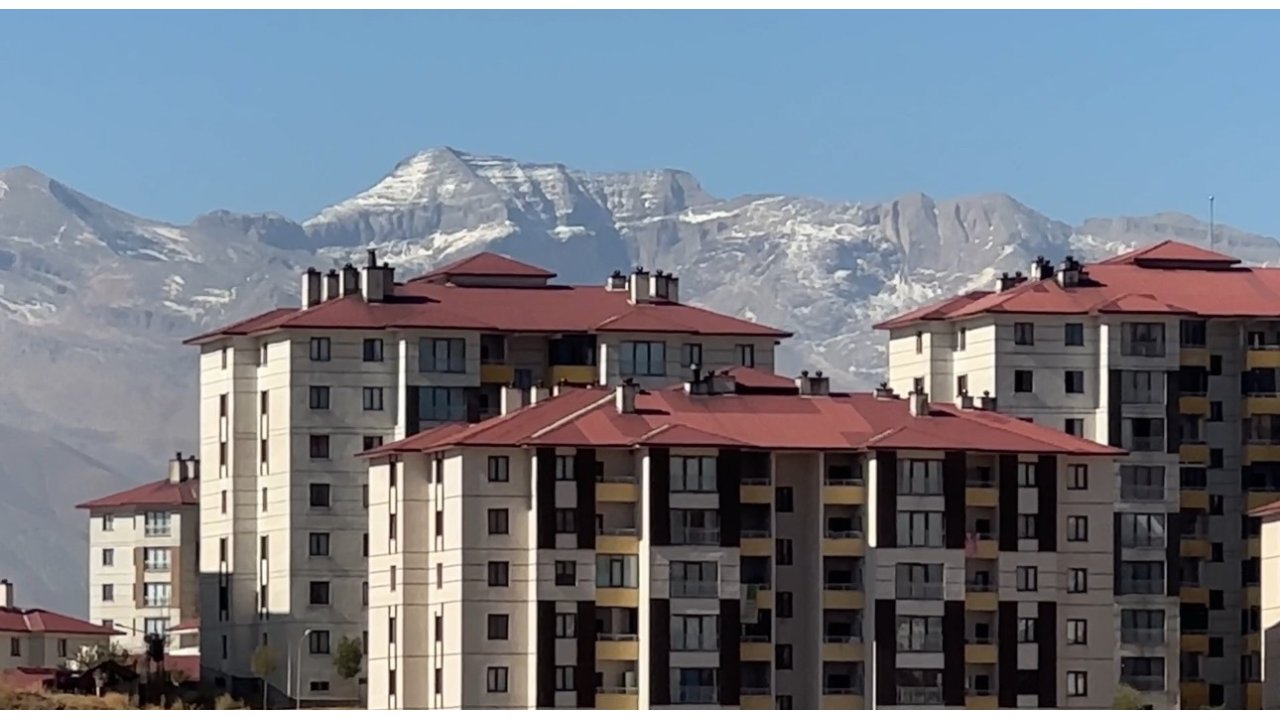 Yüksekova’da Araçların Camları Buz Tuttu, Dağların Tepesi Beyaza Büründü