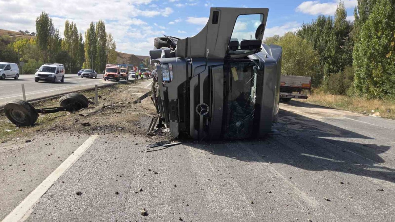 Ankara’da Karşı Şeride Geçen Tır Otomobile Çarptı: 2’si Ağır 4 Yaralı