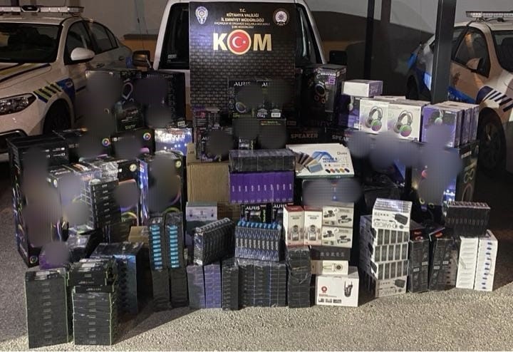 Kütahya’da Bir Araçta Çok Sayıda Kaçak Elektronik Ürün Ve Telefon Aksesuarı Ele Geçirildi