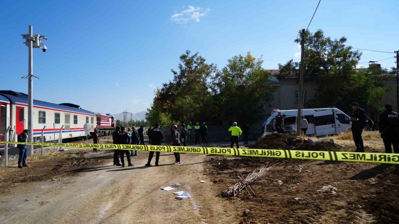 Muş’ta Tren Öğrenci Servisine Çarptı: 17 Yaralı