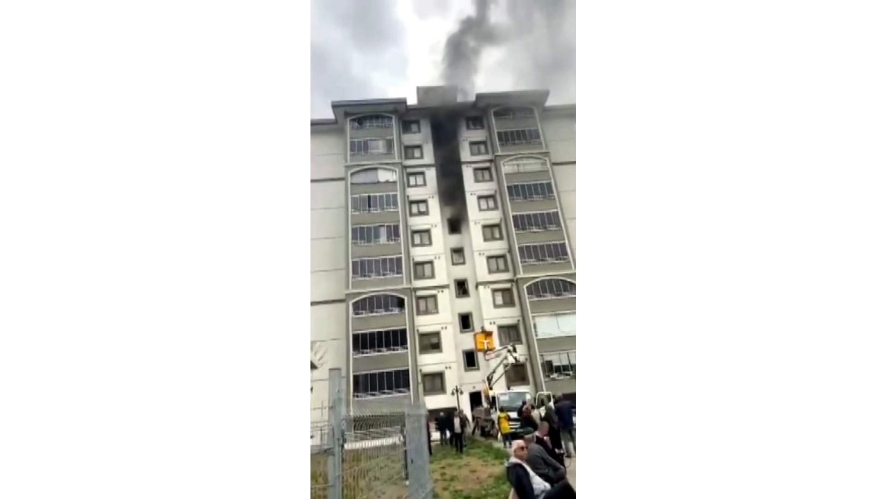 Karabük’te 9 Katlı Binada Çıkan Yangın Paniğe Neden Oldu: 5 Kişi Hastaneye Kaldırıldı