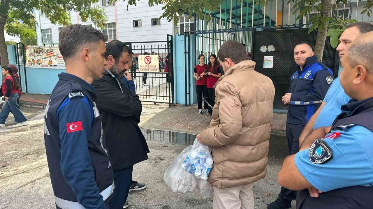 Manisa’da Okul Önlerinde Seyyar Satıcı Denetimi