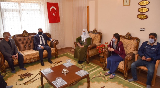 Vali Elban’dan Şehit Ailesine ‘Anneler Günü ’ Ziyareti