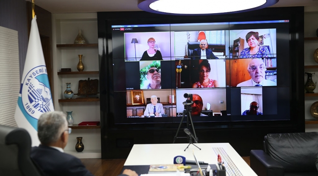 Başkan Büyükkılıç, duayen kent bilimci Prof. Dr. Cevat Geray’ın da anıldığı oturuma katıldı.