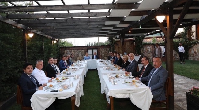 Vali BİLGİN ve Hanımefendiden tayini çıkan mülki idari amirlerine veda yemeği…