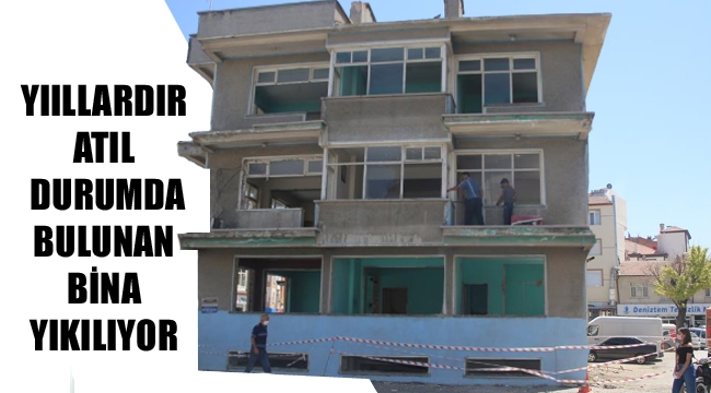 YIILLARDIR ATIL DURUMDA BULUNAN BİNA YIKILIYOR