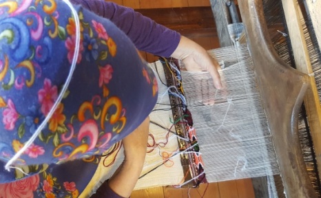 Kadınlar Tokalı Örtüler Ve Oyalarla Konuşuyor