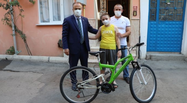 Başkan Aktaş’tan lösemi hastası Murat’a bisiklet