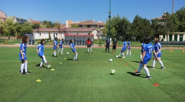 BÜYÜKŞEHİR SAHALARDA FIRTINA GİBİ ESECEK KIZLARI ARIYOR