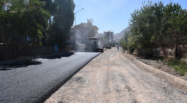MUŞ BELEDİYESİ’NİN ASFALT SEFERBERLİĞİ SÜRÜYOR ALTYAPISI TAMAMLANAN SARAY MAHALLESİ’NDE ASFALT ÇALIŞMASI
