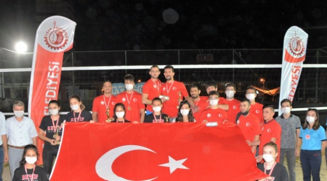Kurtuluş Kum Voleybol Turnuvası'nda Kupalar Sahibini Buldu