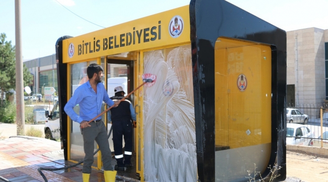 Duraklar yıkanıp dezenfekte edildi