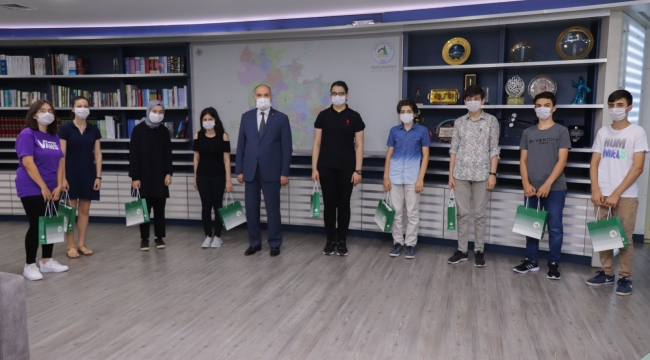 ÖZLÜ BAŞARILI ÖĞRENCİLERİ TABLETLE ÖDÜLLENDİRDİ