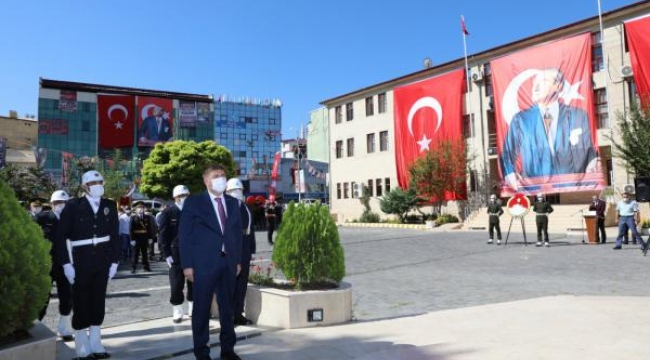 Vali/Belediye Başkan V. Sayın H. Engin Sarıibrahim, 30 Ağustos Zafer Bayramı’nın 98. yıl dönümü münasebetiyle düzenlenen Atatürk Anıtına çelenk sunma törenine katıldı