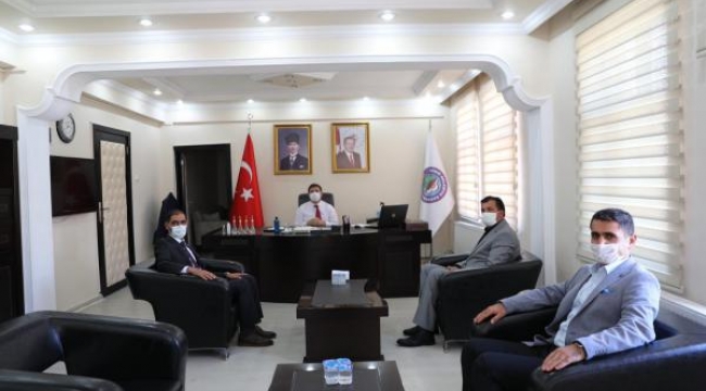 Vali/Belediye Başkan V. Sayın H. Engin Sarıibrahim’i Sürücü Kursları Federasyonu Doğu Anadolu Bölge Başkanı Kenan Çetin, beraberindeki üyeleri ile birlikte ziyaret etti