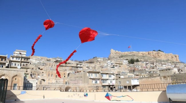 Mardin semalarını kırmızı kalpler kapladı