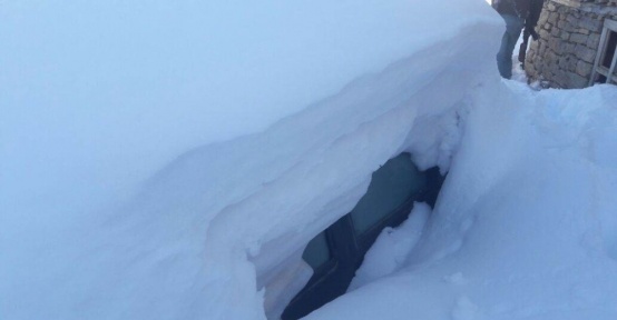 Aranan araç kar altında bulundu