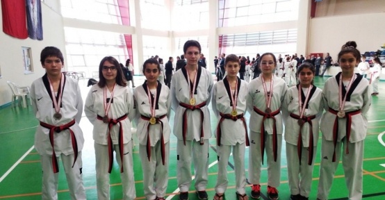 Ayvalıklı tekvandocular Genç ve Yıldızlar kategorilerinde 11 madalya ile döndü