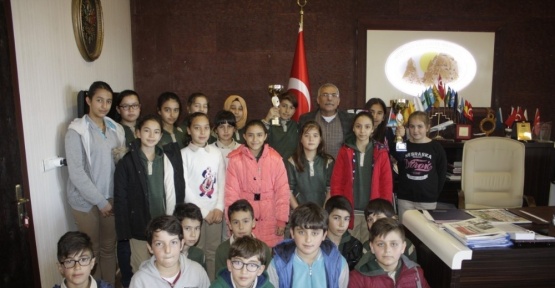 Uçhisarlı hentbolcular kupalarını Başkan Karaaslan’a getirdi