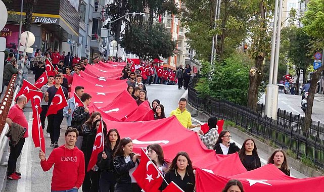 1919 metrelik Türk bayrağı eşliğinde 'Cumhuriyet Yürüyüşü'