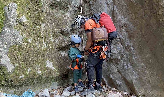 4 yaşındaki Yusuf 350 metrelik Darkale Kanyonu'nu geçti