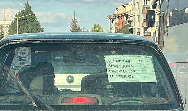 Acemi sürücünün arabasına astığı not dikkat çekiyor