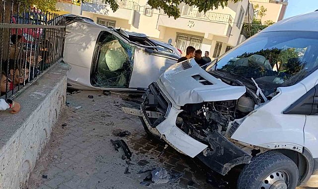 Adıyaman'da okul servisi ile otomobil çarpıştı: 5'i öğrenci 7 yaralı