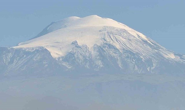 Ağrı Dağı'nda yağan karla kartpostallık görüntüler oluştu