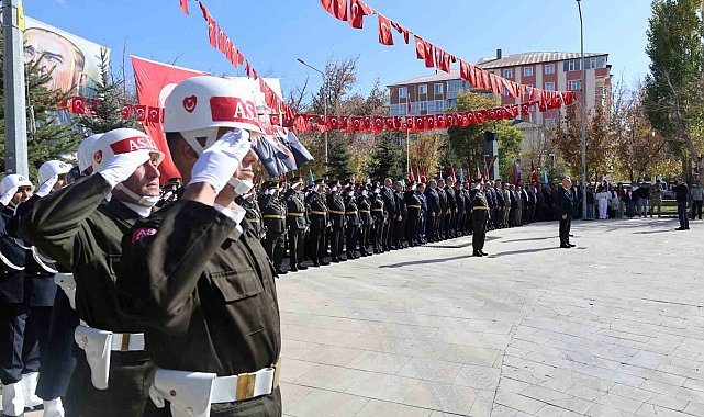 Ağrı'da 29 Ekim Cumhuriyet Bayramı çelenk sunma töreni düzenlendi